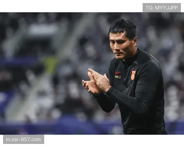 教练席上的情绪缩影,捕捉主帅面对进球与失误的瞬间反应 教练席上的情绪缩影,捕捉主帅面对进球与失误的瞬间反应